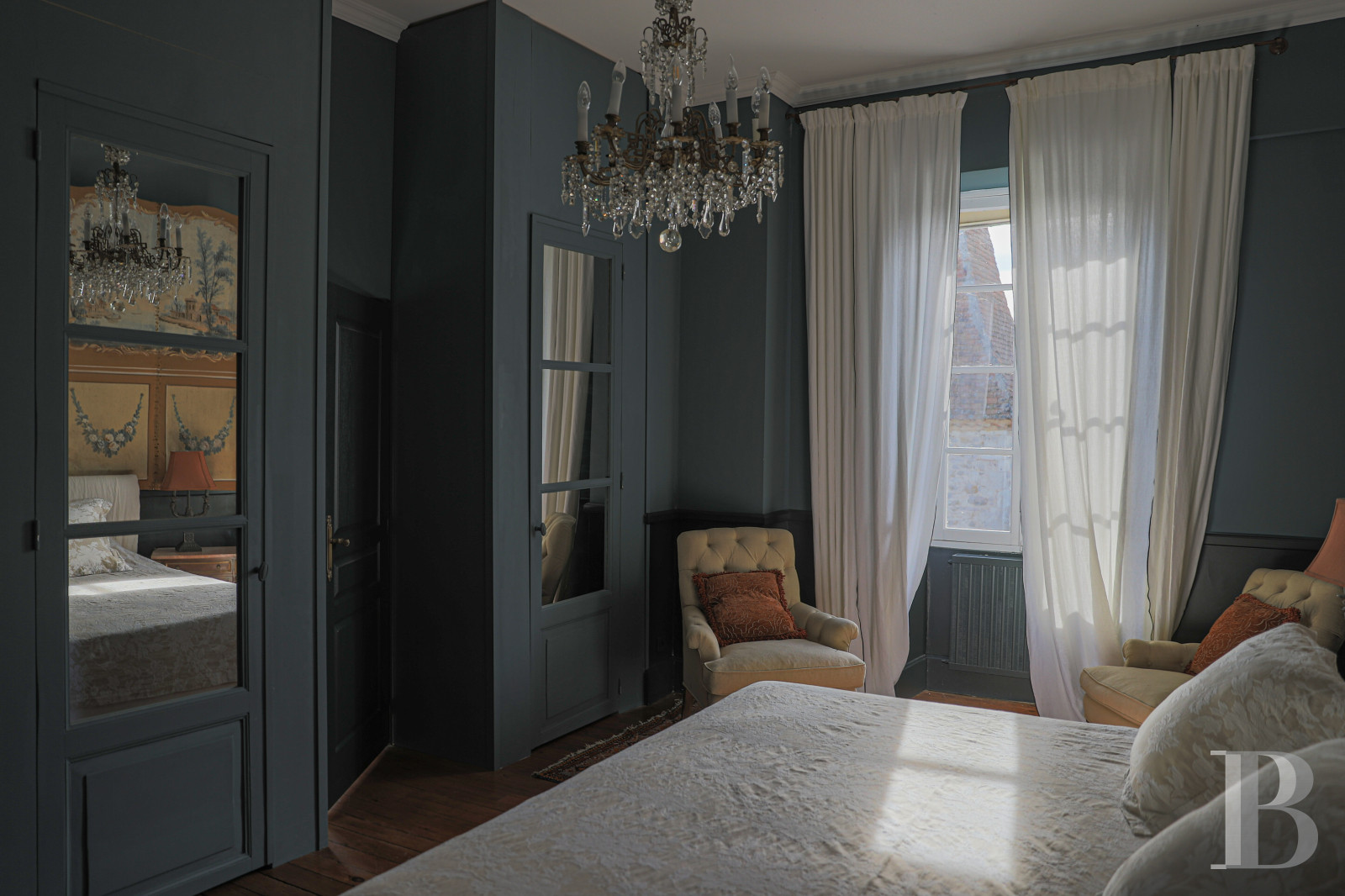 An 18th century chateau surrounded by trees and hills in the Lot valley - photo  n°28